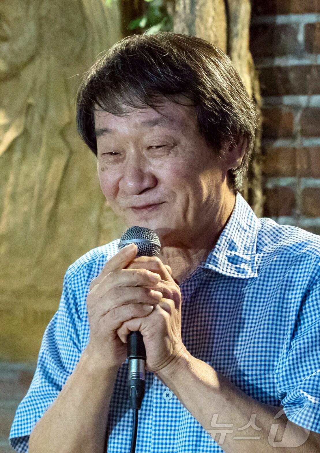 본문 이미지 - 대학로 소극장의 상징으로 꼽히는 ‘학전’을 30여 년간 운영하며 후배 예술인을 배출해 온 가수 김민기가 21일 별세했다. 향년 73세. 22일 공연예술계에 따르면 김민기는 전날 지병인 위암 증세가 악화해 세상을 떠났다. 유족으로는 배우자 이미영 씨와 슬하 2남이 있다. 빈소는 서울대학교병원 장례식장에 마련됐다. (뉴스1 DB)2024.7.22/뉴스1