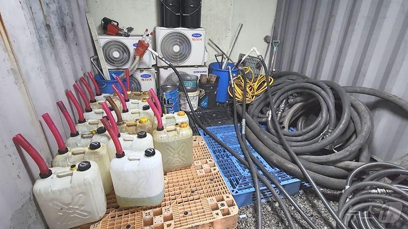 본문 이미지 - A 씨 등이 빼돌린 기름.(인천경찰청 제공)2024.7.22/뉴스1