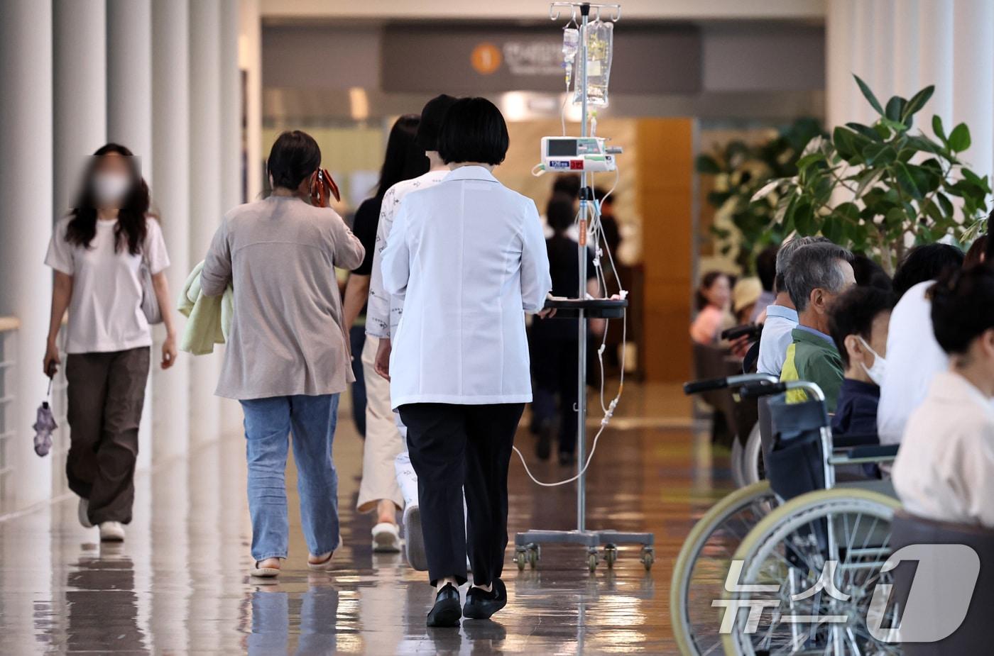 22일 서울 도심의 한 대형병원에서 병원 관계자와 환자가 이동하고 있다. 의료계와 정부에 따르면 '빅5' 병원을 포함한 전국의 수련병원은 이날부터 하반기 전공의 모집을 시작, 이달 말까지 지원을 받는다. 2024.7.22/뉴스1 ⓒ News1 구윤성 기자