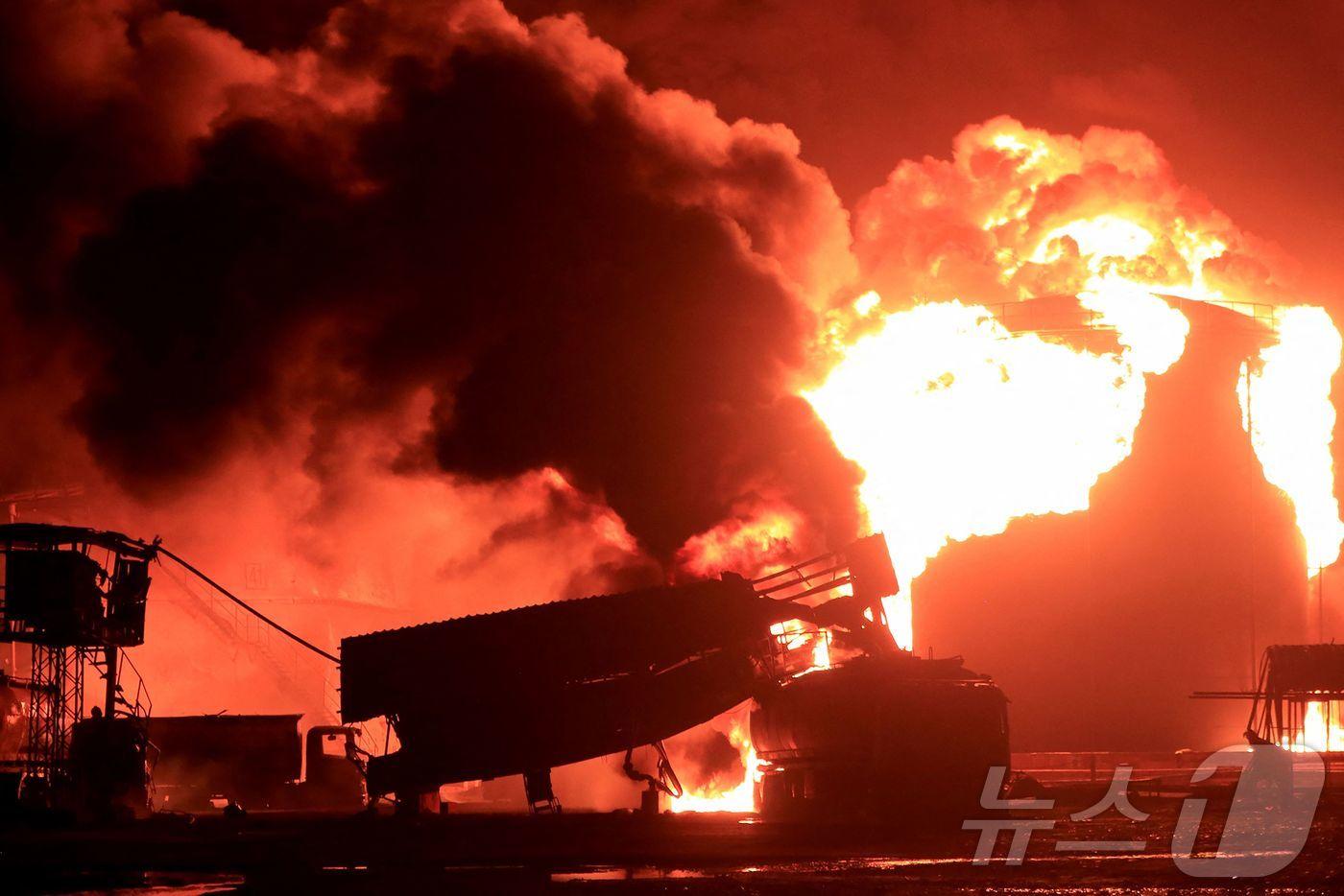 본문 이미지 - 지난 7월20일 (현지시간) 예멘의 후티 반군이 통치하는 호데이다 항의 원유 저장고가 이스라엘 군의 포격을 받아 불길에 휩싸인 모습이 보인다. 2024.07.22 ⓒ AFP=뉴스1 ⓒ News1 우동명 기자