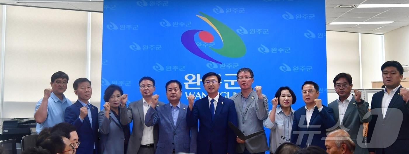 완주군의회는 22일 성명서를 통해 "완주군의회와 완주군을 무시한 발언을 한 김관영 지사에게 매우 깊은 유감을 표하며 즉각적인 사과와 공약 철회를 요청한다"고 밝혔다.(완주군의회 제공)2024.7.22/뉴스1