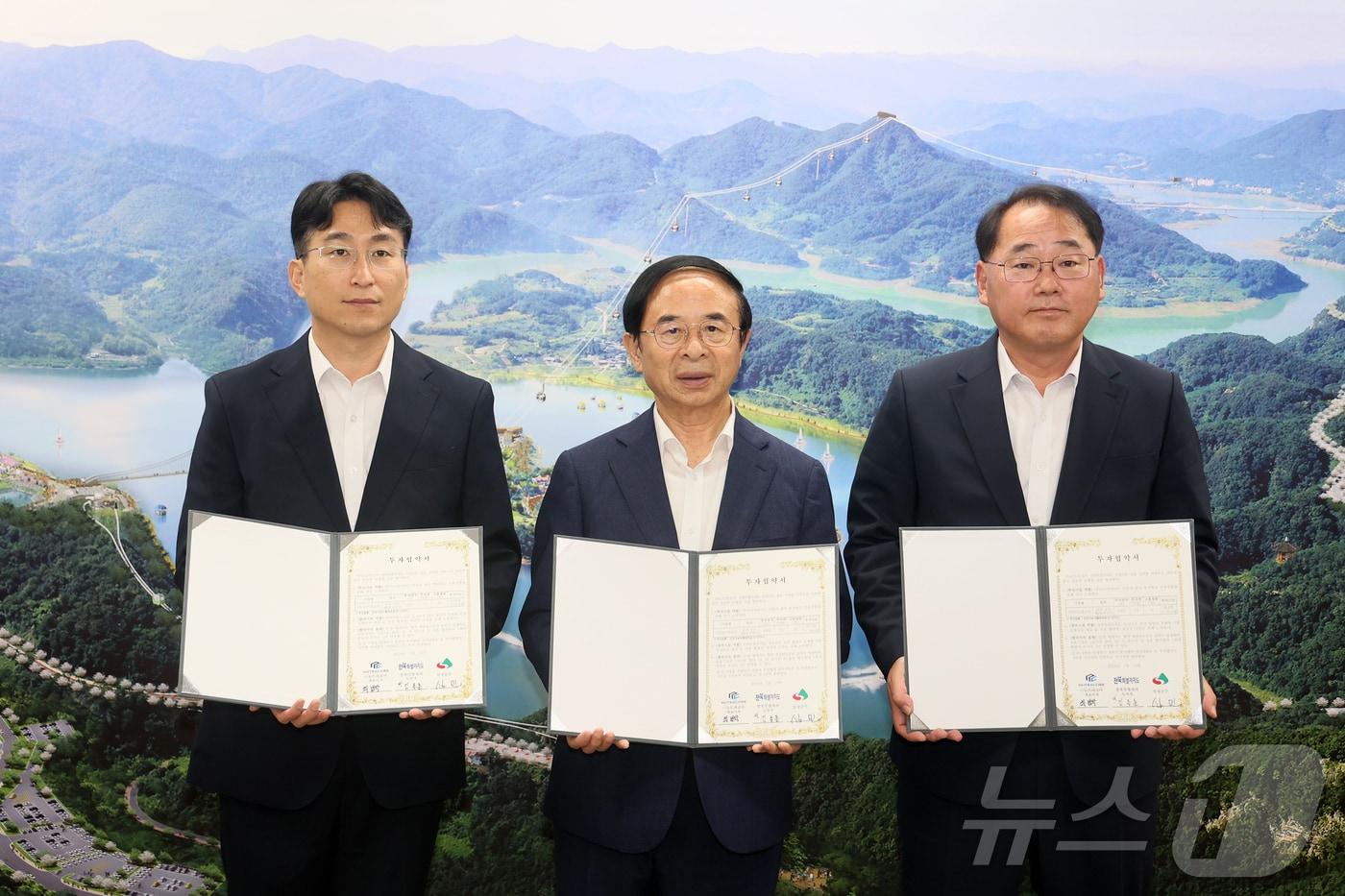 본문 이미지 - 심민 전북자치도 임실군수(가운데)와 김종훈 전북자치도 경제부지사(오른쪽), 최범락 ㈜뉴트라코어 대표가 신설 투자를 위한 협약을 체결하고 있다.(임실군제공)2024.7.22/뉴스1