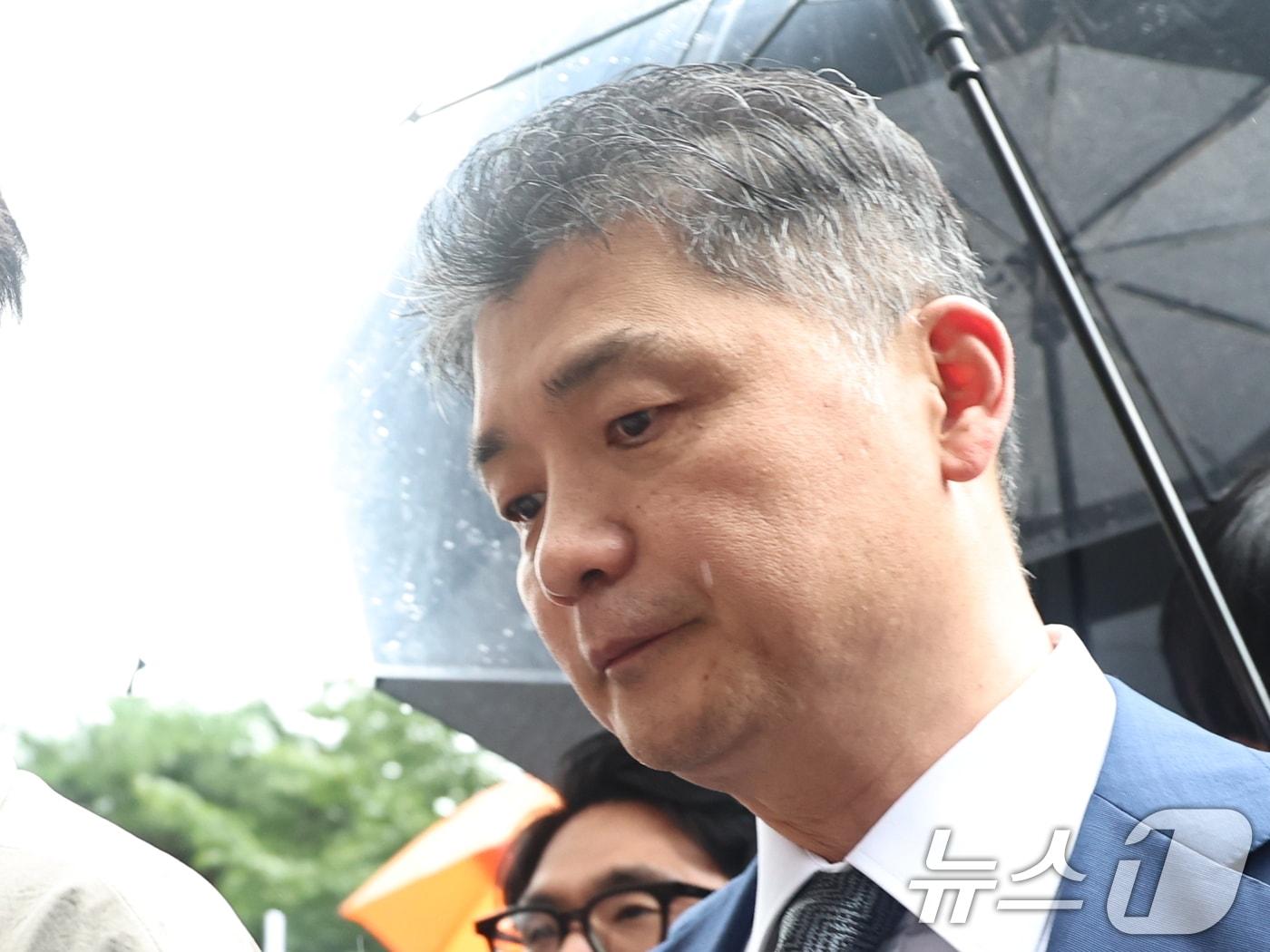 본문 이미지 - SM엔터테인먼트 시세조종 의혹을 받는 김범수 카카오 경영쇄신위원장이 22일 오후 서울 양천구 서울남부지방법원에서 구속 전 피의자심문(영장실질심사)을 받기 위해 출석하고 있다. 2024.7.22/뉴스1 ⓒ News1 구윤성 기자