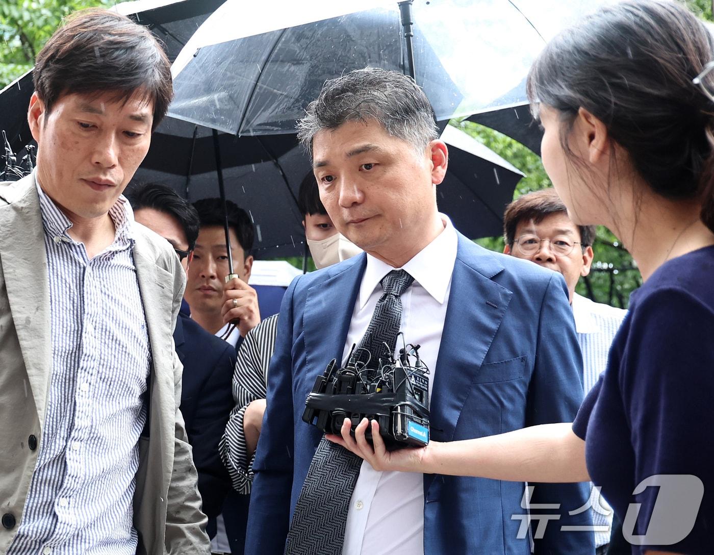 본문 이미지 - SM엔터테인먼트 시세조종 의혹을 받는 김범수 카카오 경영쇄신위원장이 22일 오후 서울 양천구 서울남부지방법원에서 구속 전 피의자심문(영장실질심사)을 받기 위해 출석하고 있다. 김 위원장은 지난해 2월 SM엔터 경영권 인수 당시 경쟁자 하이브의 공개 매수를 방해할 목적으로 하이브의 공개매수가(12만 원)보다 높게 설정·고정해 시세를 조종했다는 혐의를 받는다. 2024.7.22/뉴스1 ⓒ News1 구윤성 기자
