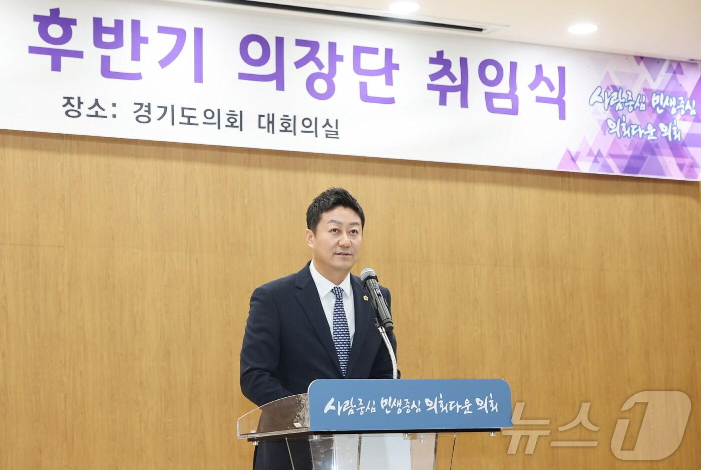 본문 이미지 - 김진경 경기도의회 후반기 의장(민주·시흥3)이 22일 오전 도의회 대회의실에서 열린 취임식을 통해 “‘강력한 협치 모델’을 정립하겠다”는 의지를 밝혔다.(경기도의회 제공)/