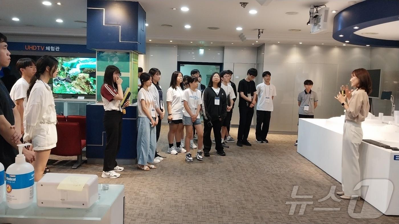 대전교육청이 22일 한국전자통신연구원(ETRI)에서 학생 국외과학연구단지 체험프로그램 사전교육을 진행하고 있다. (대전교육청 제공)/뉴스1