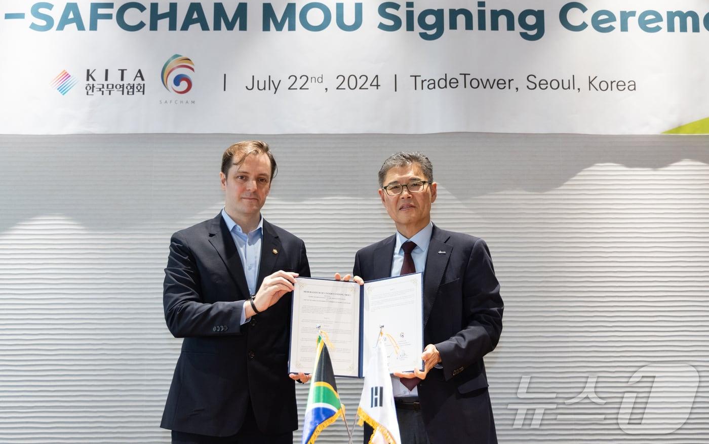 김기현 한국무역협회 국제협력본부장(오른쪽)과 티모시 디킨스 주한남아공상공회의소 회장이 22일 '한-남아공 상호 경제협력 및 기업 교류 지원을 위한 업무협약'(MOU)를 체결했다.(한국무역협회 제공)