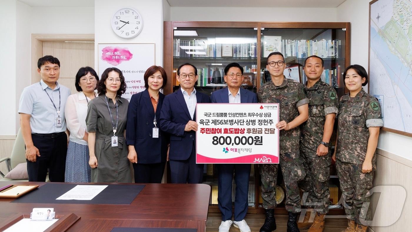 본문 이미지 - 효도밥상 사업에 상금 80만 원을 기부한 정헌주 상병(오른쪽에서 세번째)과 박강수 마포구청장(오른쪽에서 네 번째).(마포구청 제공)