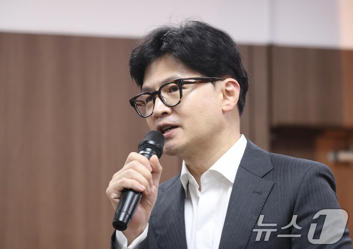 본문 이미지 - 한동훈 국민의힘 당대표 후보가 22일 오후 경기 이천시 송석준 의원 사무실에서 열린 이천시 당원협의회를 찾아 연설하고 있다. 2024.7.22/뉴스1 ⓒ News1 김영운 기자