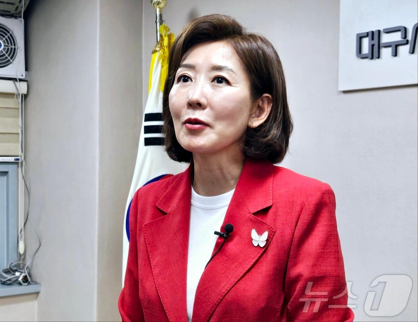 본문 이미지 - 나경원 국민의힘 의원. 사진은 전당대회 당시 대구 서문시장을 방문해 취재진 질문에 답하고 있는 모습이다. 2024.7.22/뉴스1 ⓒ News1 DB