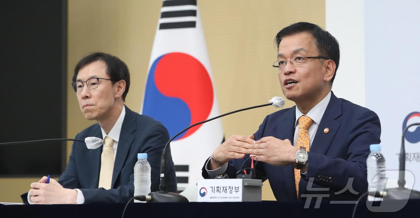 최상목 경제부총리 겸 기획재정부 장관(오른쪽)이 지난 22일 세종시 정부세종청사에서 2024년 세법개정안 내용을 설명하고 있다.ⓒ News1 김기남 기자