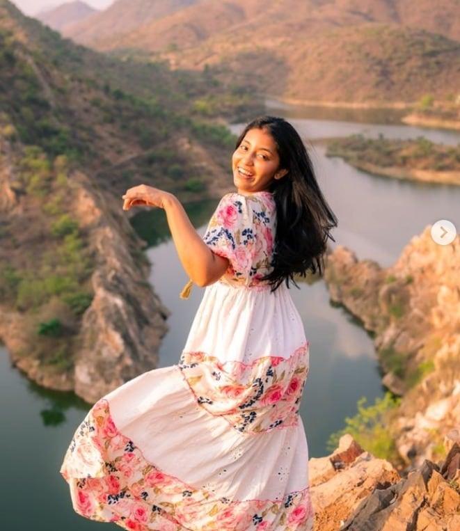 본문 이미지 - 인도의 여행 인플루언서 안비 캄다르(27). <출처=안비 캄다르 인스타그램 캡처>