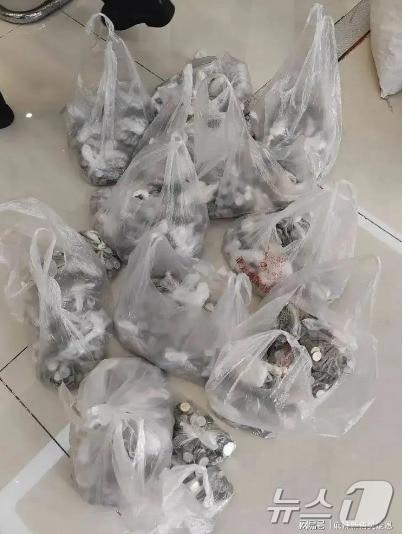 본문 이미지 - 벌금 납부를 위한 동전들. - SCMP 갈무리