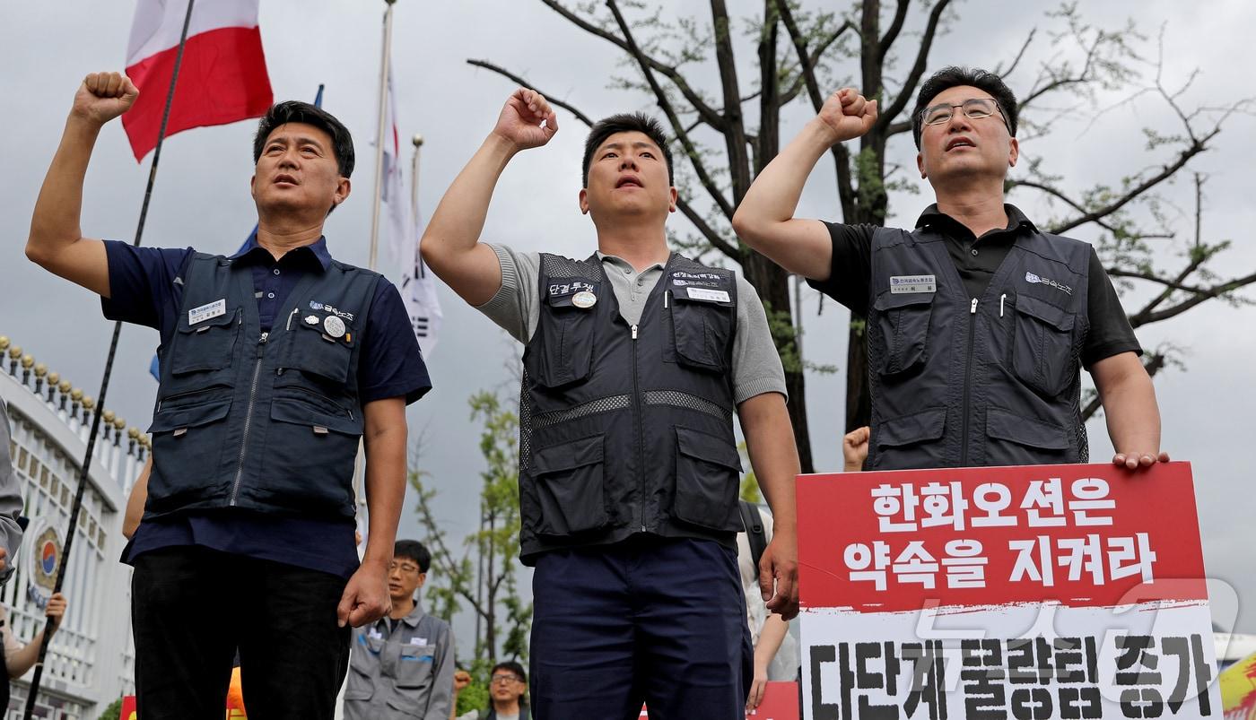 전국금속노동조합 거제통영고성조선하청지회 조합원들이 22일 오후 서울 종로구 정부서울청사 본관 앞에서 한화오션 하청노동자 처우 개선 및 고용노동부 장관 면담을 촉구하는 구호를 외치고 있다. 2024.7.22/뉴스1 ⓒ News1 윤주현 기자