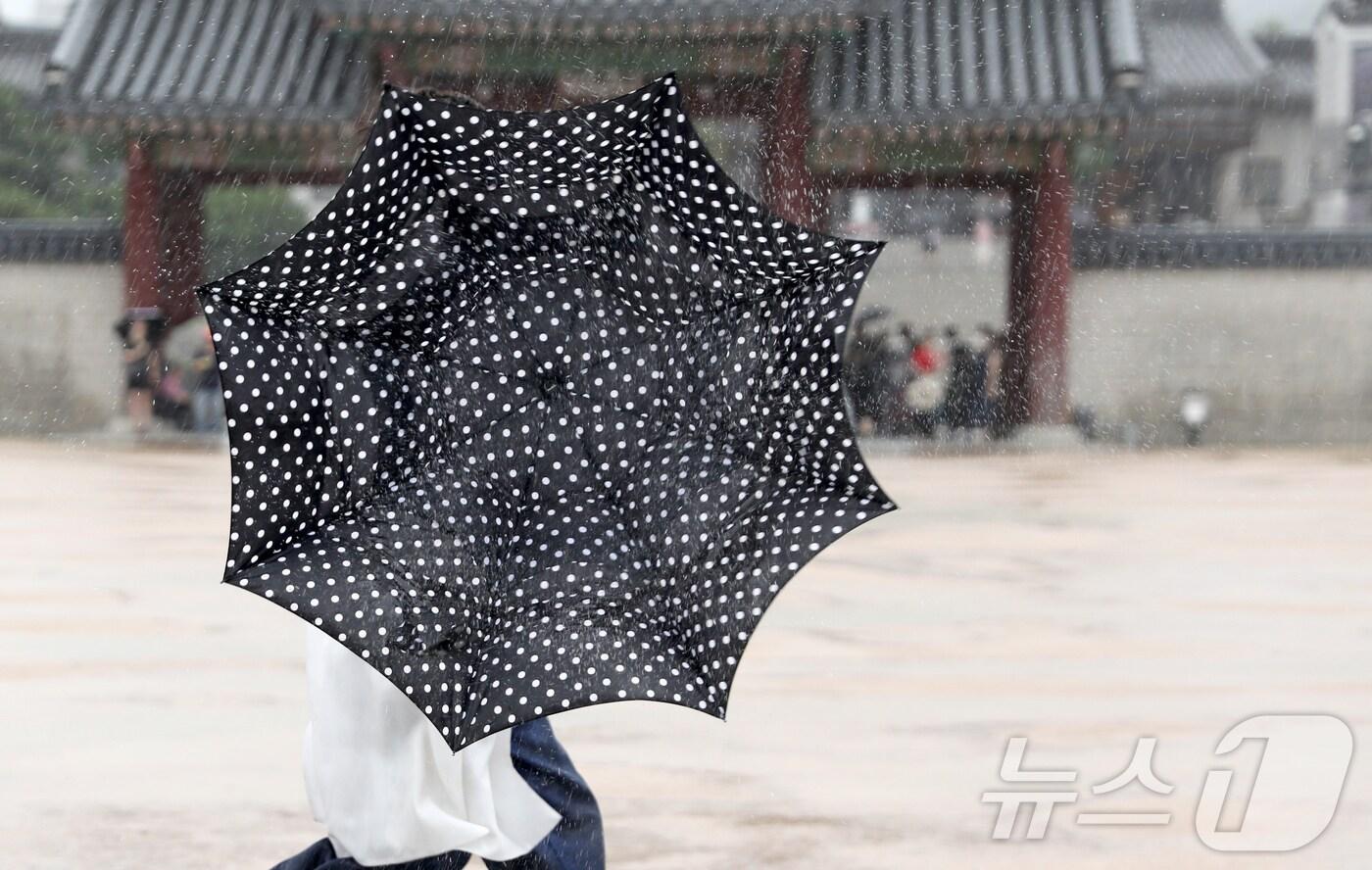 서울 종로구 경복궁을 찾은 관광객의 우산이 강풍에 뒤집히고 있다.(사진은 기사 내용과 무관함) / 뉴스1 ⓒ News1