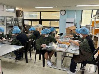 본문 이미지 - 대전 서구 도마동 정신재활시설 한울타리에서 만성정신장애인들이 영양간식을 만드는 모습.(CNCITY에너지 제공)/뉴스1 ⓒ News1 김경훈 기자