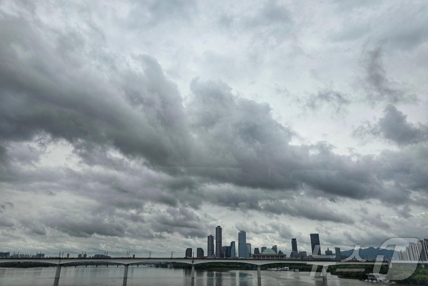 22일 서울 마포구 양화대교에서 바라본 여의도 국회의사당 방면 한강에 비구름이 가득하다. 2024.7.22/뉴스1 ⓒ News1 황덕현 기후환경전문기자