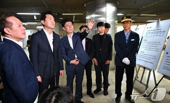 본문 이미지 -  노후화된 2호선 아현역을 방문한 오세훈 서울시장과 조정훈 국민의힘 의원(서울시 제공)