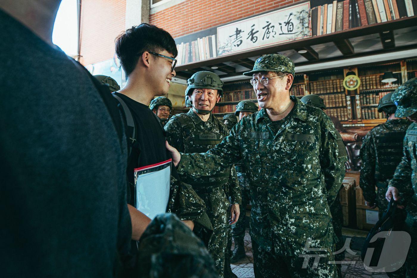 본문 이미지 - 지난 2024년 7월 22일 중국군 침공에 대응한 대만 연례 '한광' 군사훈련 중 구리슝 국방부장이 타오위안에서 훈련 소집에 응한 예비역 청년을 격려하고 있다. 2024.07.22 ⓒ AFP=뉴스1