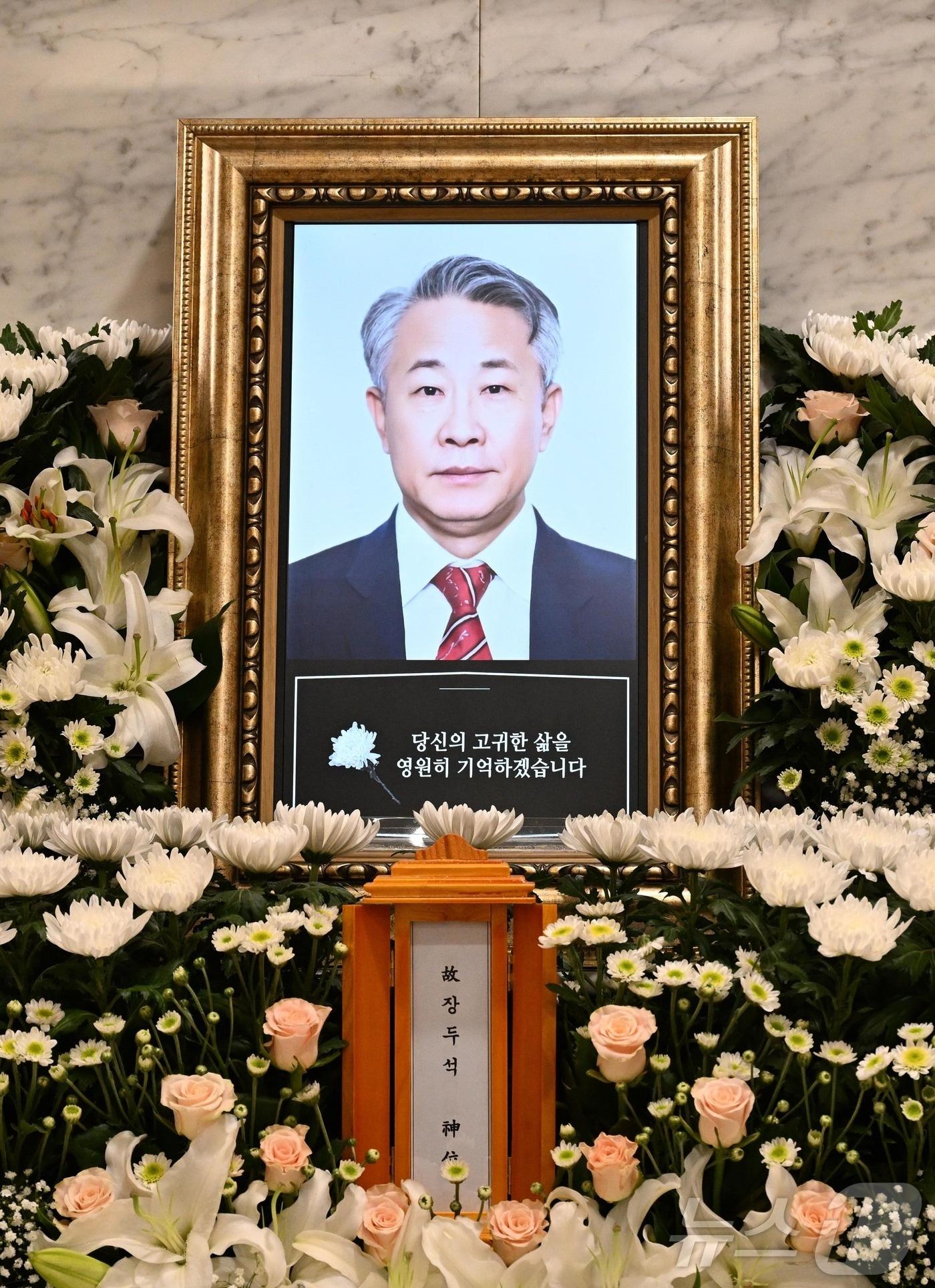 본문 이미지 - 개그맨 장두석의 빈소가 22일 오후 서울 여의도 성모장례식장에 마련됐다. 향년 67세. 발인은 오는 24일 오전 8시에 치러질 예정이다. 2024.7.22/뉴스1 ⓒ News1 사진공동취재단