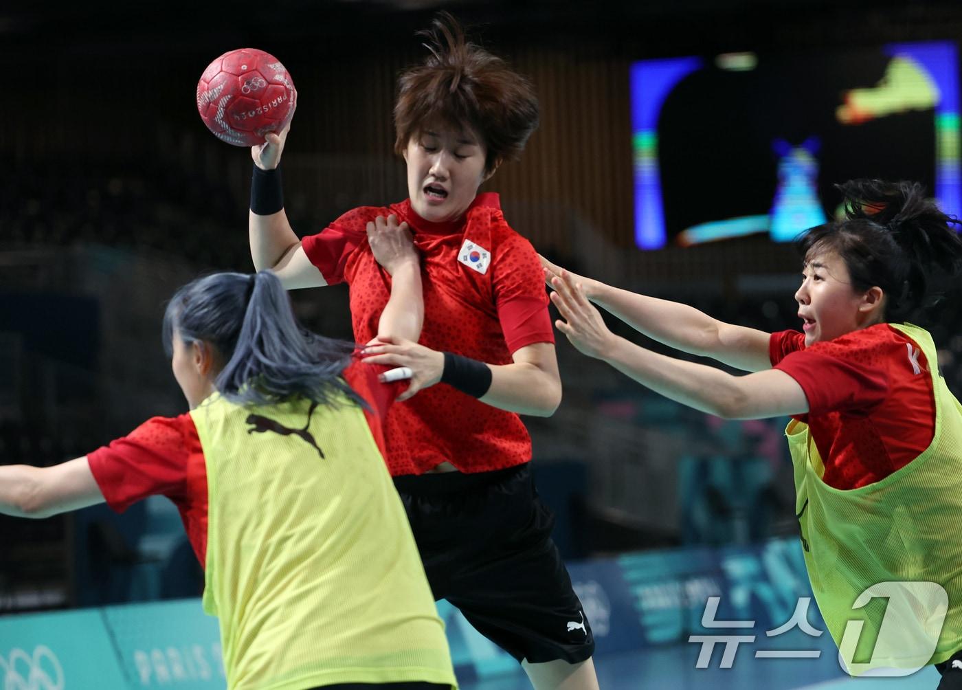 본문 이미지 - 2024 파리올림픽 유일한 구기 종목인 여자핸드볼 국가대표팀 선수들이 23일 오전(한국시간) 프랑스 파리 사우스 파리 아레나6에서 훈련을 하고 있다. 2024.7.23/뉴스1 ⓒ News1 박정호 기자