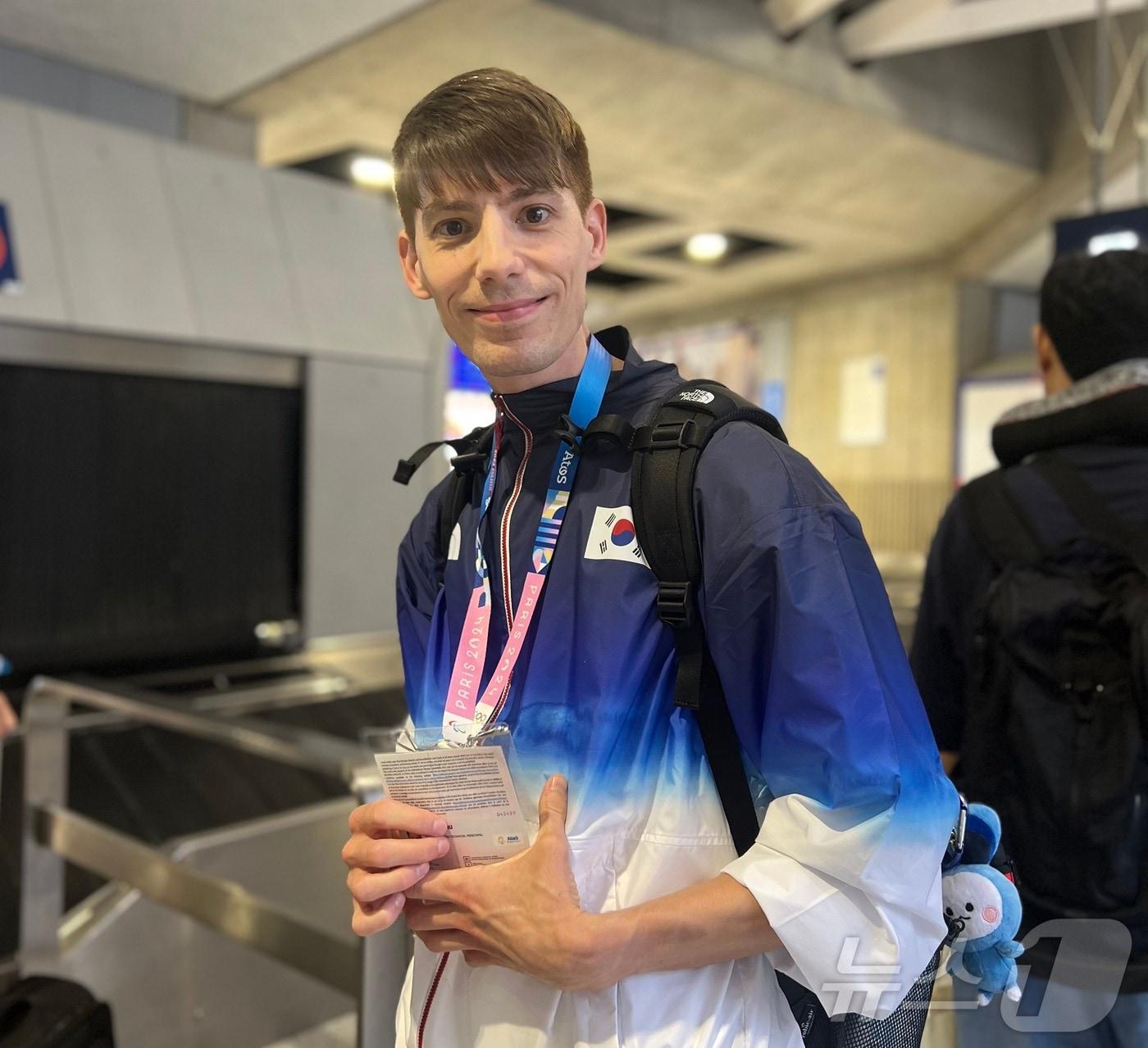 본문 이미지 - 방송인 파비앙이 23일(한국시간) 한국을 떠나 프랑스 파리에 도착했다. 2024.7.23/뉴스1 ⓒ News1 이상철 기자