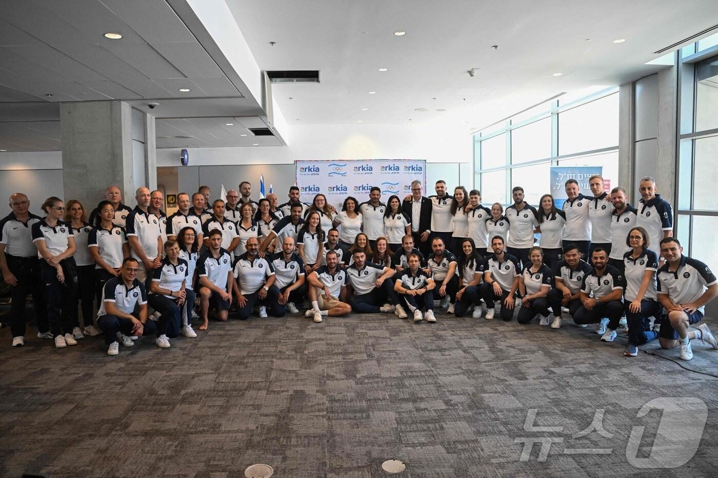이스라엘 올림픽 선수단이 22일(현지시간) '2024 파리 올림픽' 출전을 위해 파리로 출발했다. 선수단이 단체로 벤구리온 공항에서 출국 전 촬영한 단체 사진. ⓒ AFP=뉴스1 ⓒ News1 이창규 기자