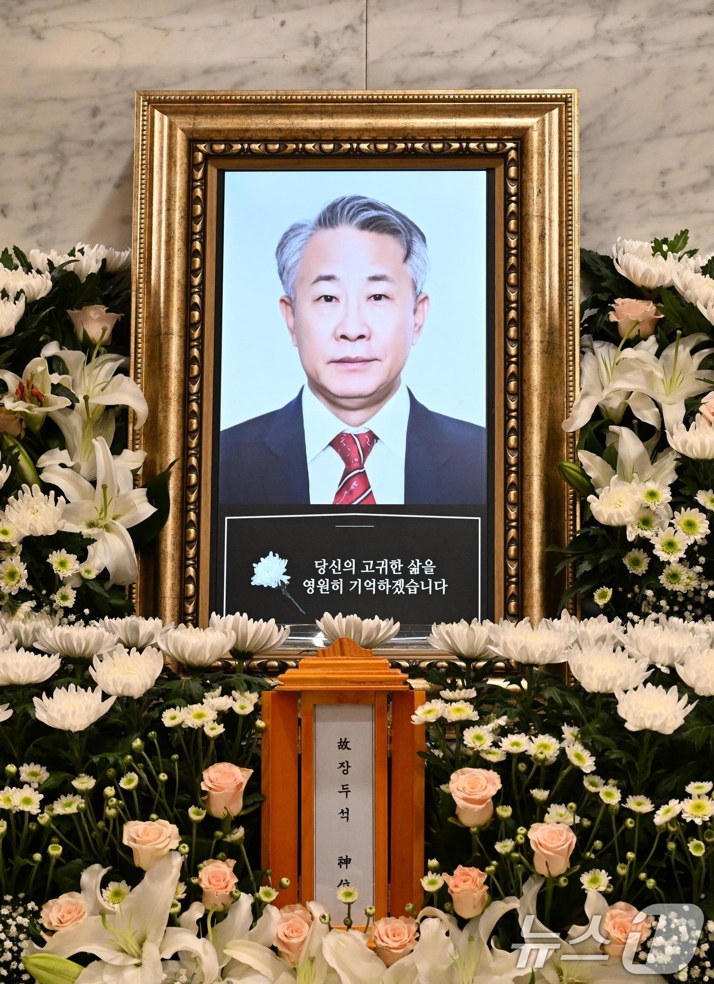 본문 이미지 -  코미디언 겸 가수 장두석의 영정 ⓒ News1 사진공동취재단