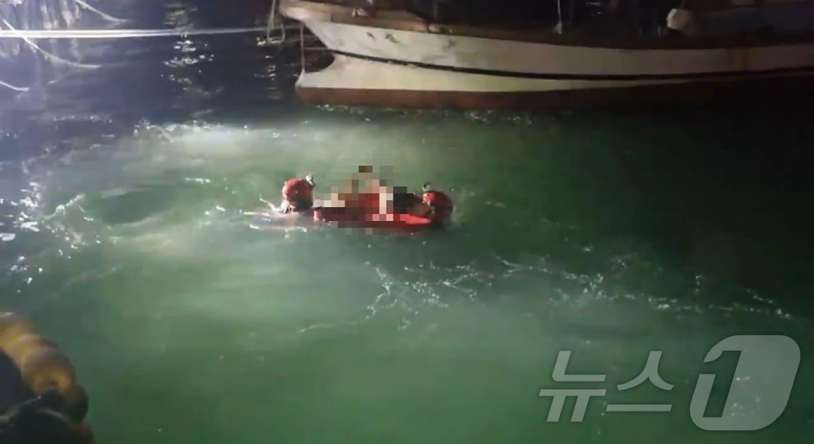본문 이미지 - 울산해양경찰서가 23일 새벽 2시경 남구 장생포항 인근해상에서 바다에 빠진 30대 후반 남성을 신속하게 구조해 소중한 목숨을 건졌다.(울산해경 제공)