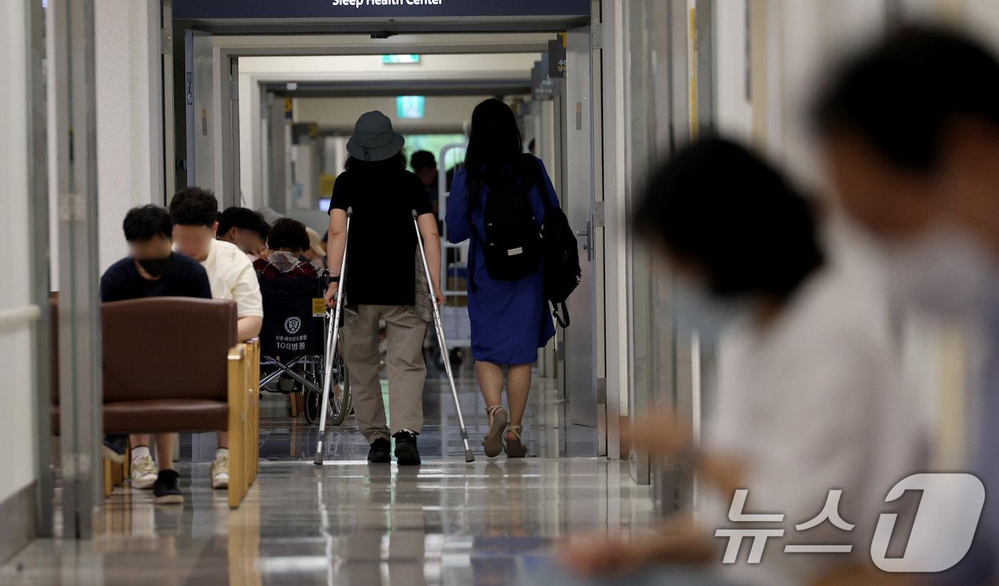 본문 이미지 - 23일 오전 서울 시내 한 대학병원을 찾은 환자와 보호자들이 진료를 기다리고 있다. 2024.7.23/뉴스1 ⓒ News1 장수영 기자