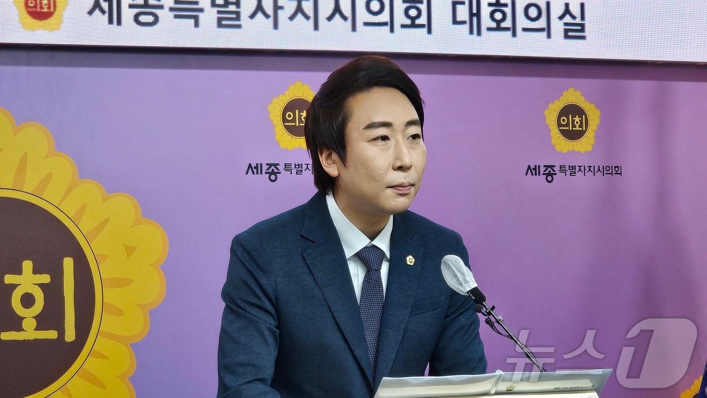 본문 이미지 - 임채성 세종시의회 의장이 23일 시의회 1층 대회의실에서 취임 후 첫 기자간담회를 하고 있다. ⓒ News1 장동열 기자