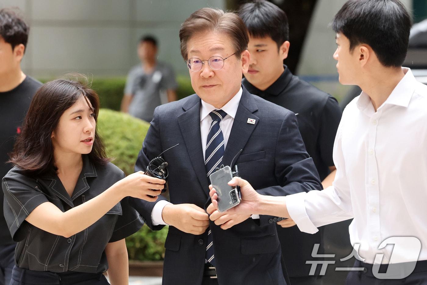 본문 이미지 - 이재명 더불어민주당 전 대표가 23일 오전 서울 서초구 서울중앙지방법원에서 열린 '대장동 배임·성남FC 뇌물' 혐의 관련 공판에 출석하고 있다. 2024.7.23/뉴스1 ⓒ News1 민경석 기자