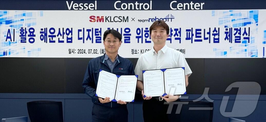 본문 이미지 - 최성철 팀리부뜨 대표(오른쪽)와 권오길 KLCSM 대표가 전략적 파트너십 업무협약을 체결하고 있다. (국립부경대 제공)