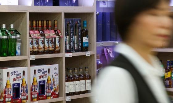 본문 이미지 - 대형마트에 진열된 위스키 모습. 2024.7.23 ⓒ 뉴스1 김성진 기자