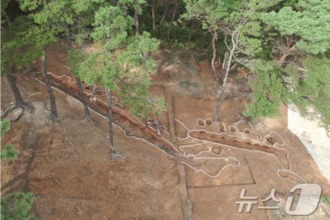 본문 이미지 - 부안 진서리 5구역 1지점 내 1.2호 측구식 탄요 전경(부안군 제공)2024.7.23/뉴스1