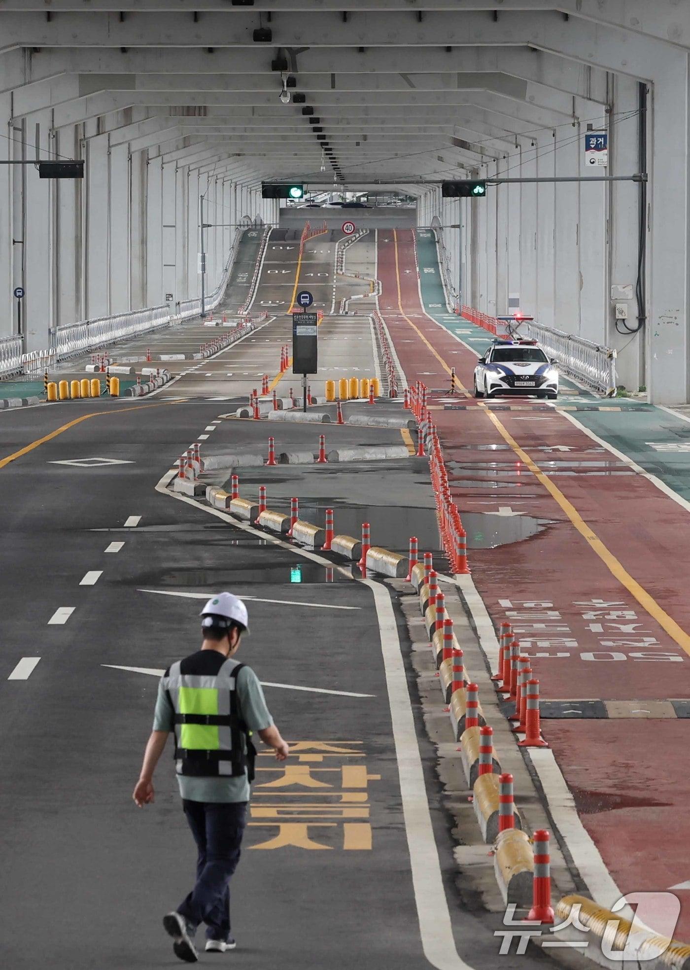 본문 이미지 - 23일 서울 서초구 잠수교가 팔당댐 방류량 증가로 인해 전면 통제돼 차량통행이 제한되고 있다. 2024.7.23/뉴스1 ⓒ News1 민경석 기자
