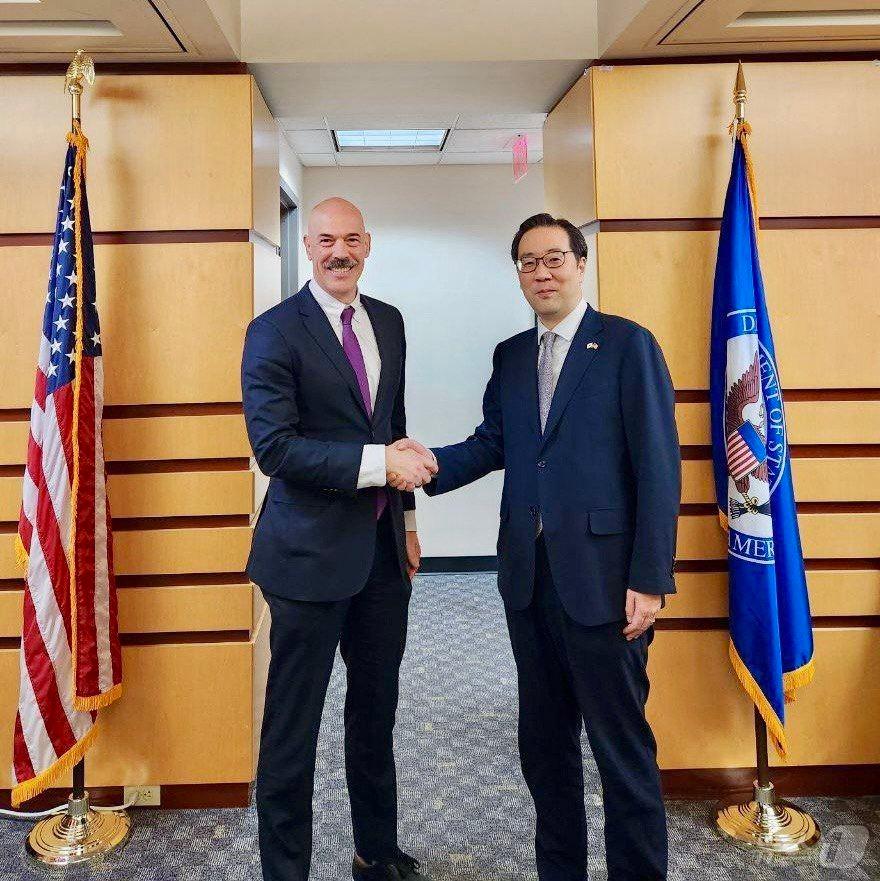 본문 이미지 - 이준일 한반도정책국장은  22일(현지시간) 미국 워싱턴 D.C.에서 세스 베일리 미국 국무부 대북특별부대표와 면담을 갖고 최근 한반도 정세와 대응방안에 대해 논의했다. (외교부 제공) 