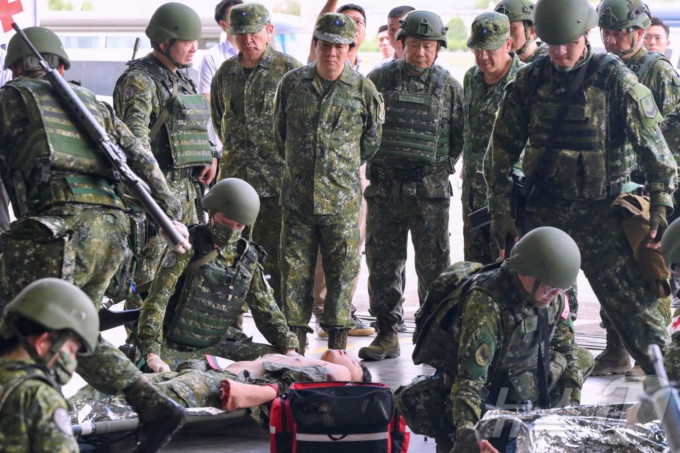 라이칭더 대만 총통이 23일 (현지시간) 화롄의 공군 기지에 도착해 연례 한광 합동훈련을 시찰하고 있다. 2024.07.23 ⓒ AFP=뉴스1 ⓒ News1 우동명 기자