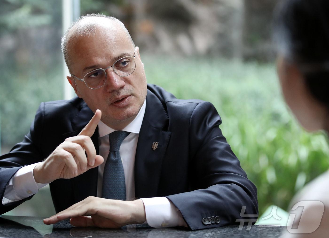 본문 이미지 - 이글리 하사니 알바니아 외교장관이 23일 서울의 한 호텔에서 뉴스1과 인터뷰를 하고 있다. 2024.7.23/뉴스1 ⓒ News1 오대일 기자