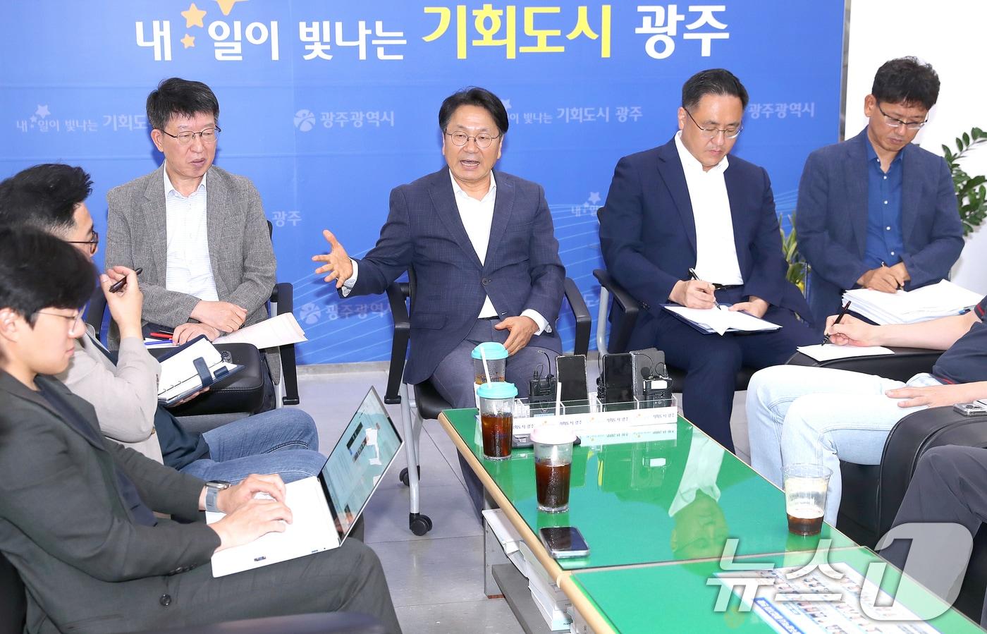 본문 이미지 - 강기정 광주시장이 23일 시청 기자실에서 차담회를 갖고 시정 현안에 대해 설명하고 있다.(광주시 제공)2024.7.23/뉴스1 