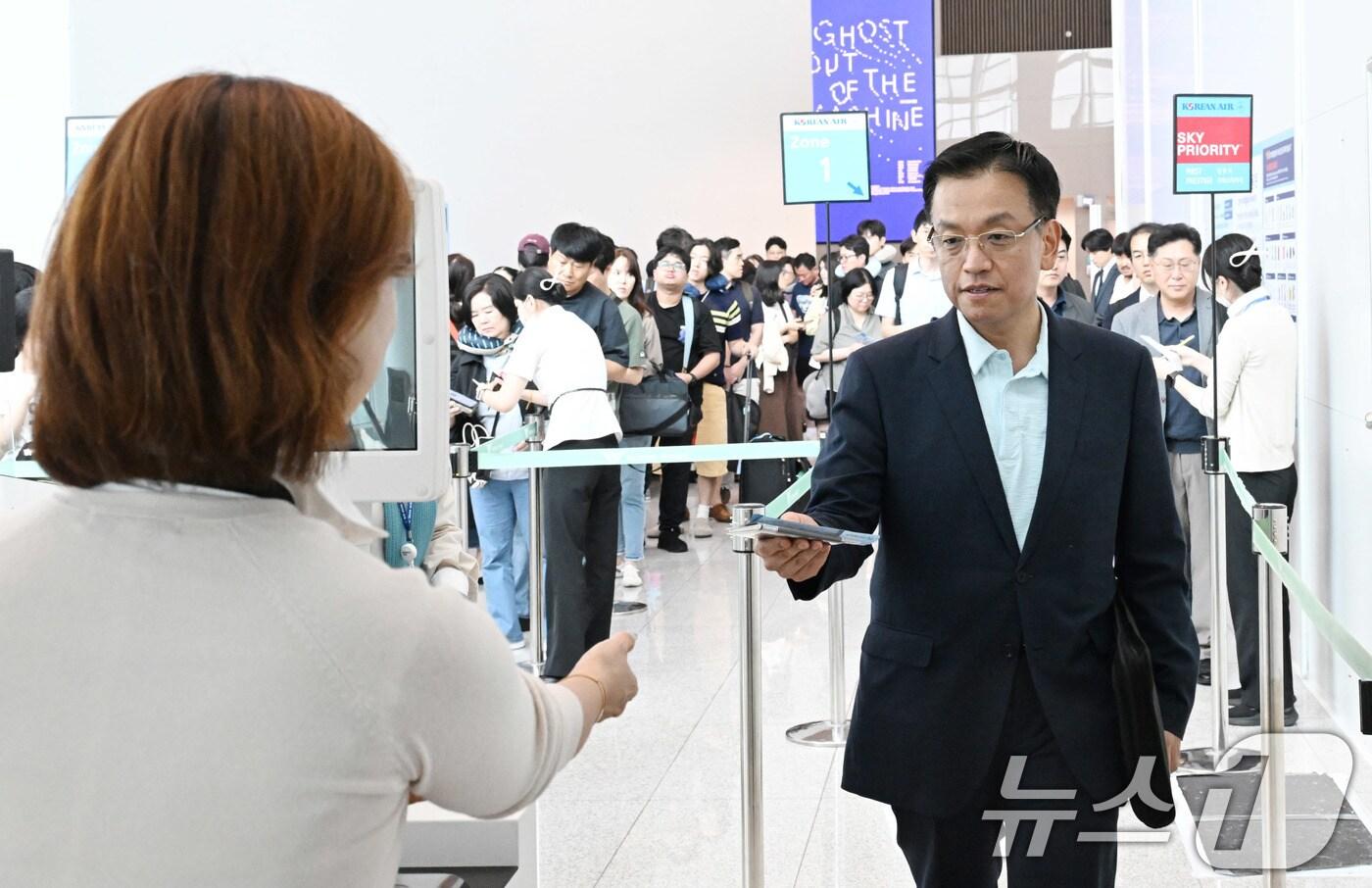 본문 이미지 - 최상목 경제부총리 겸 기획재정부 장관이 브라질에서 열릴 예정인 G20재무장관회의와 제2차 한-중남미 무역·혁신포럼 등을 참석하기 위해 23일 인천국제공항에서 출국하고 있다. (기획재정부 제공) 2024.7.23/뉴스1