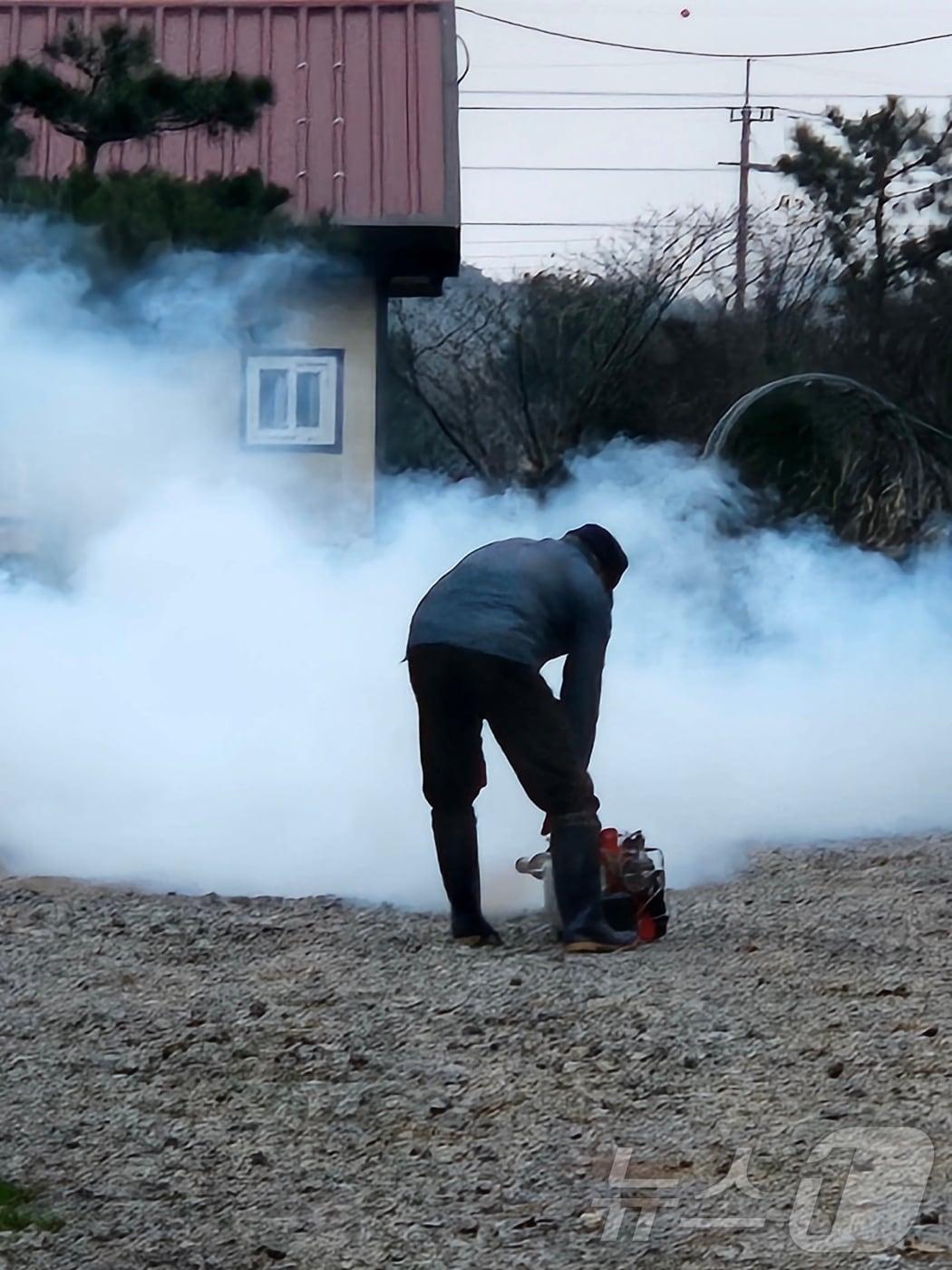 본문 이미지 - 럼피스킨 방역 모습. &#40;당진시 제공&#41; /뉴스1