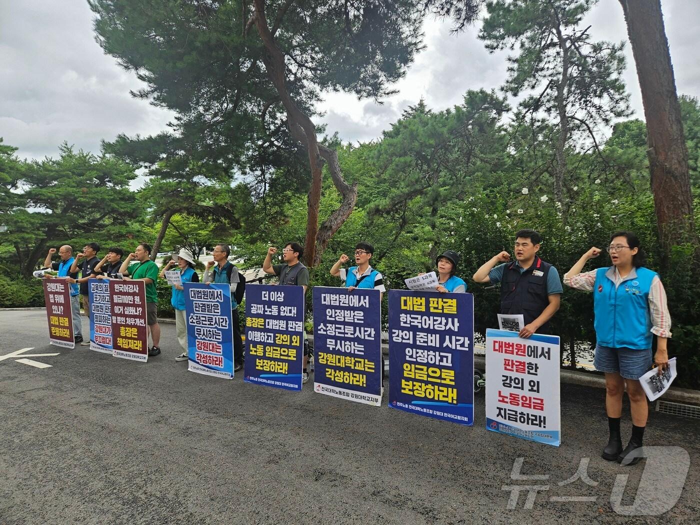 본문 이미지 - 강원대학교 한국어강사들이 23일 강원대 춘천캠퍼스 국제교류처 앞에서 기자회견을 갖고 국제교류처가 학사관리시스템(LMS) 문제가 있다는 것을 알면서도 졸속으로 추진하고 있다면서 운영 중단을 촉구했다..2024.7.23 한귀섭 기자