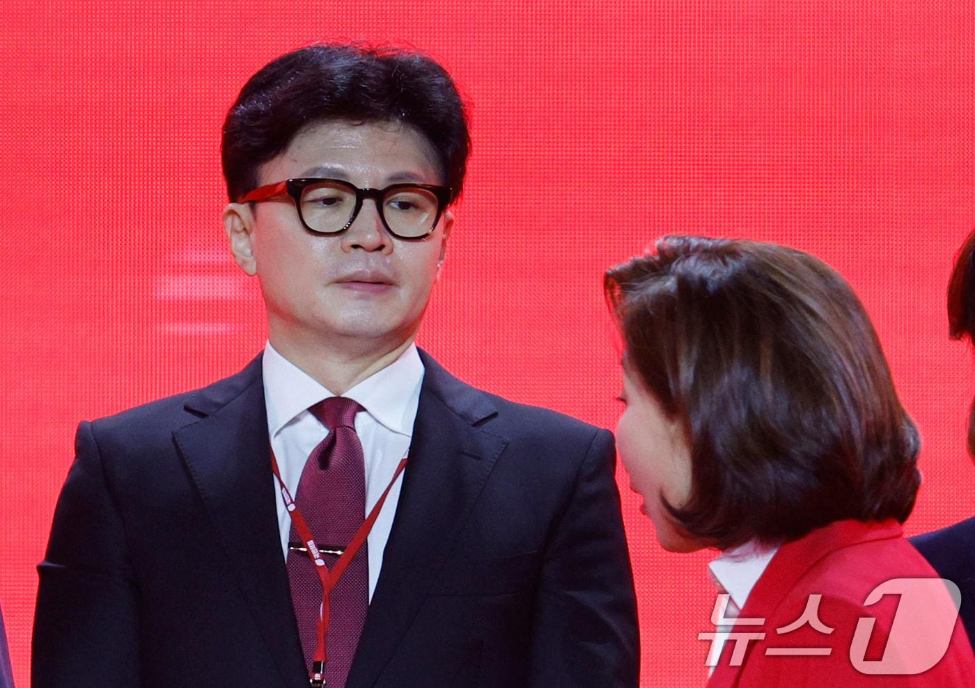 본문 이미지 - 한동훈 국민의힘 당대표 후보가 23일 오후 경기 고양시 일산서구 킨텍스에서 열린 국민의힘 제4차 전당대회에서 나경원 후보를 바라보고 있다. 2024.7.23 ⓒ 뉴스1 안은나 기자