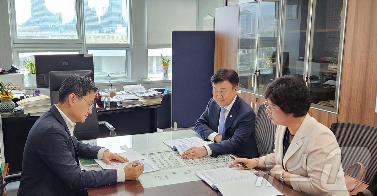 본문 이미지 - 정기명 여수시장(사진 오른쪽에서 두번째)이 23일 중앙 부처를 찾아 국비 확보에 총력을 기울이고 있다.(여수시 제공)2024.7.23/뉴스1