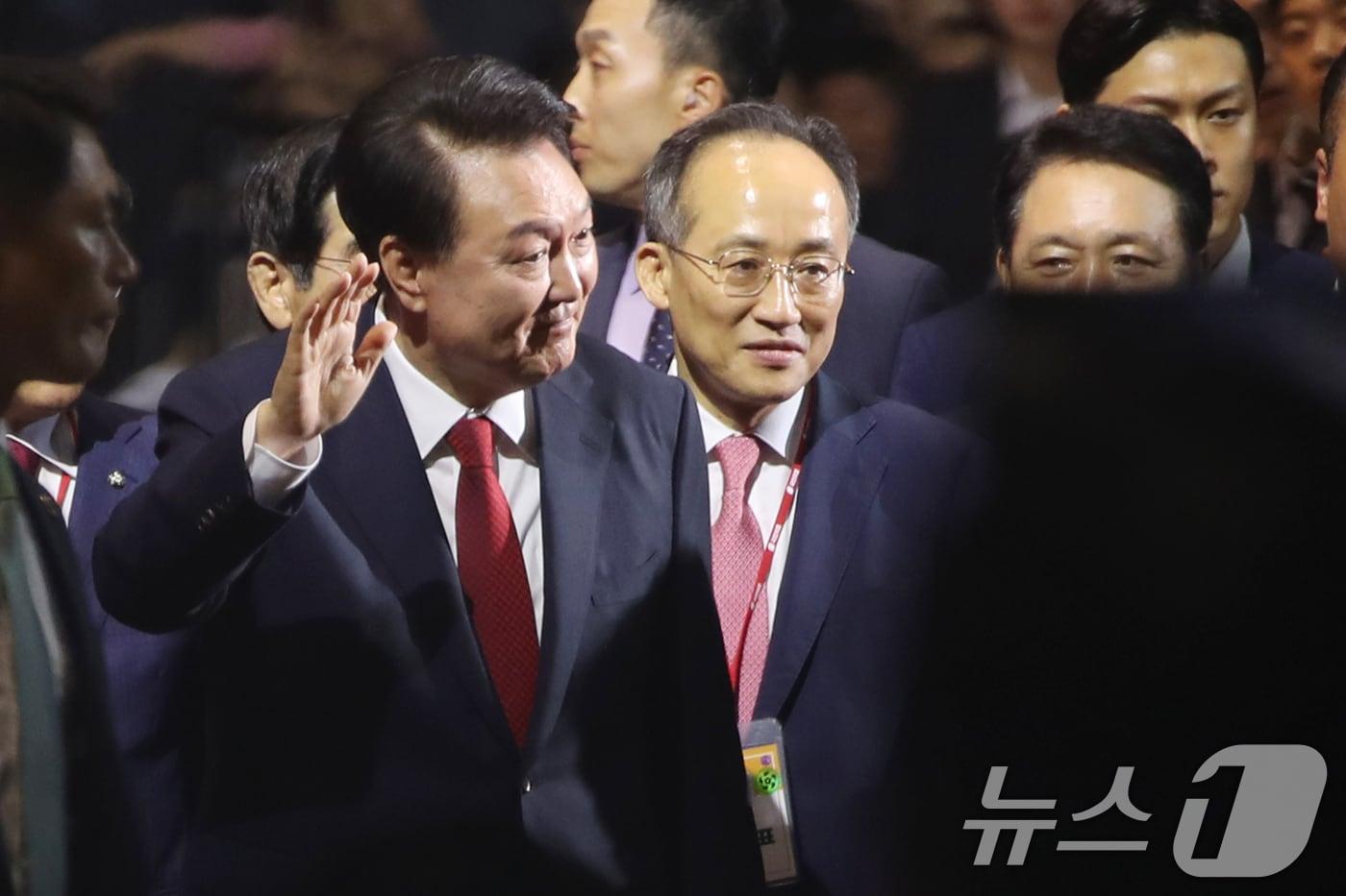 윤석열 전 대통령이 지난해 7월 23일 경기 고양시 일산서구 킨텍스에서 열린 국민의힘 제4차 전당대회에 참석하며 손인사를 하고 있다. 가운데는 추경호 전 국민의힘 원내대표./뉴스1 ⓒ News1 이광호 기자