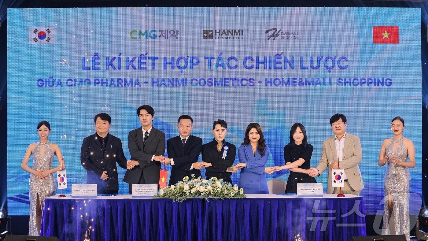 CMG제약 윤명순 전략사업본부장(오른쪽에서 둘째)와 홈앤몰쇼핑 유창한 공동대표(왼쪽에서 첫째), 안틴팟 한 쑤안 호아(Han Xuan Hoa, 왼쪽에서 셋째) 등 관계자가 론칭행사에서 기념사진을 촬영하고 있다.(CMG제약 제공)