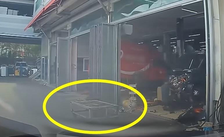 본문 이미지 - 정비소 직원이 고객의 차를 이동시키다가 실수로 친 물건. (유튜브 '한문철 TV')