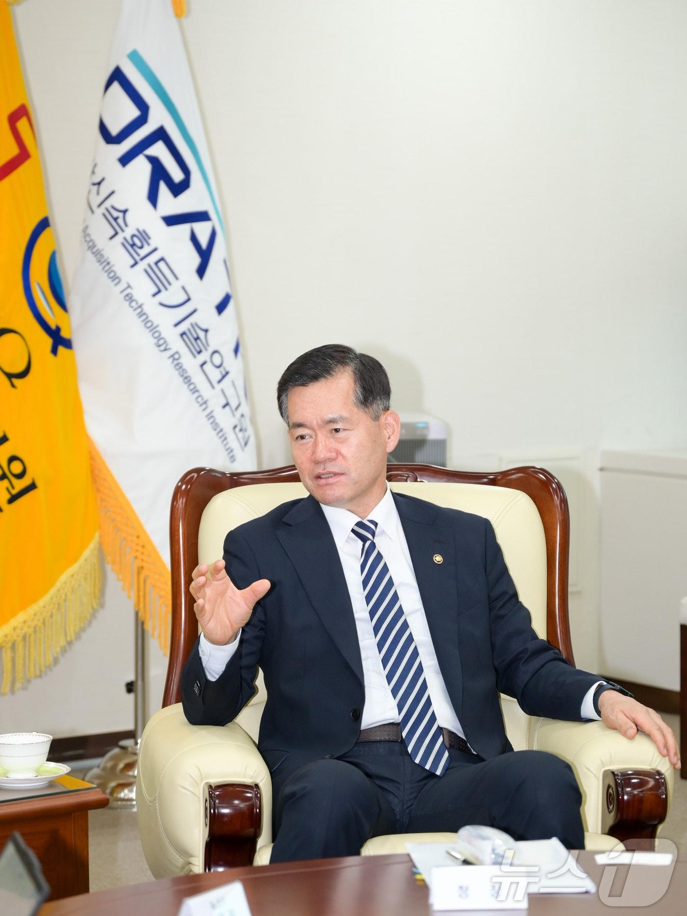 본문 이미지 - 석종건 방위사업청장이 지난 22일 정부과천청사에서 뉴스1과 인터뷰하고 있다.(방위사업청 제공)