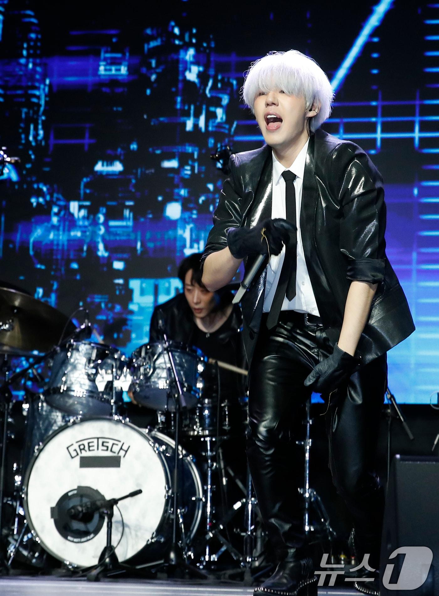 본문 이미지 - 밴드 케이브(KAVE) 가호가 24일 서울 서교동 무신사 개러지에서 가진 첫 미니앨범 '파이트 오브 아이디어스(Flight of Ideas)' 쇼케이스에서 신곡을 선보이고 있다. 2024.7.23/뉴스1 ⓒ News1 권현진 기자